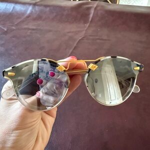 Stylish Tortoiseshell Sunglasses with Gold Accents